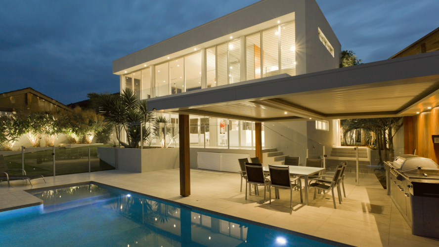 Moderne Immobilie mit Pool