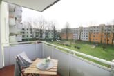 Glücklich über ihre erste gemeinsame Mietwohnung - Balkon