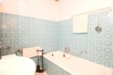Ein Zuhause voller Charme – für große Familien und noch größere Träume - Wannenbad mit Dusche EG