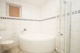Eine traumhafte Lage im Einklang mit gehobenem Wohnambiente - Wannenbad mit Dusche und Fenster