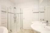 Eine traumhafte Lage im Einklang mit gehobenem Wohnambiente - Badezimmer